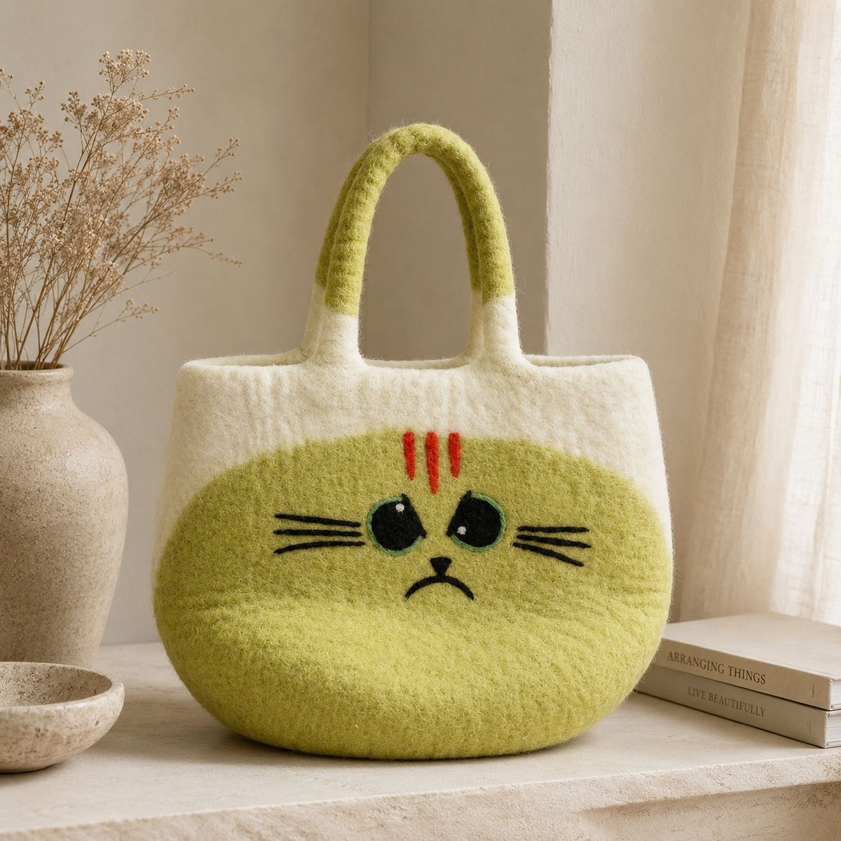 Große gefilzte Tasche mit griesgrämiger Katze